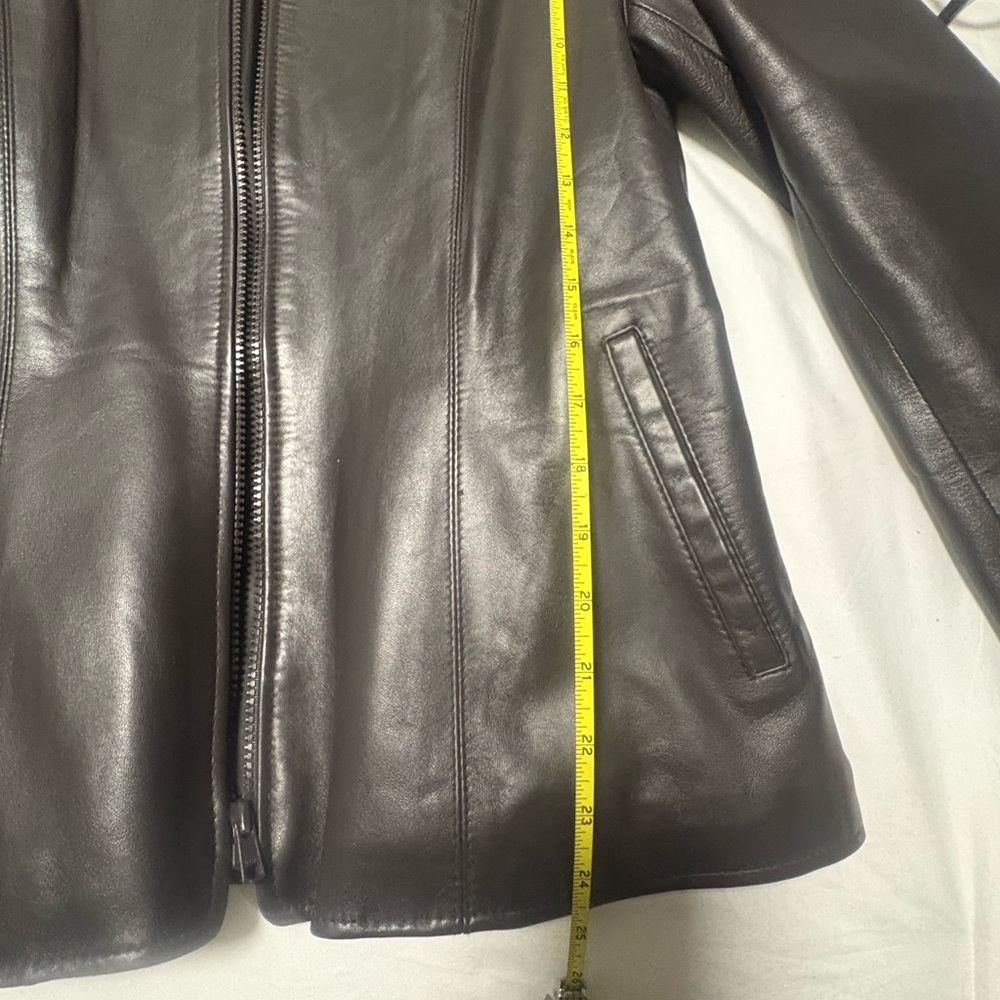 Chic Brown Leather Coat with Fur Collar - Picture 6 of 7